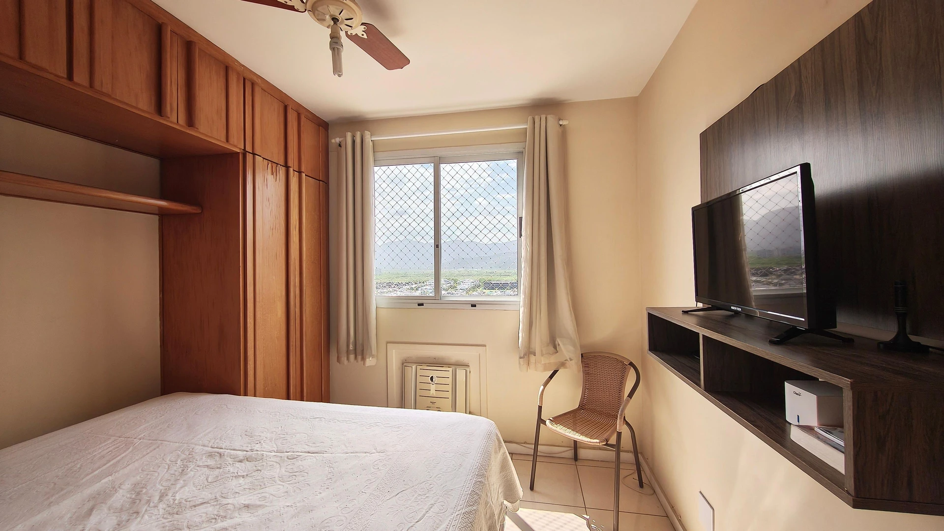 3-bedroom apartment with a mountain view in Rio de Janeiro — photo 14