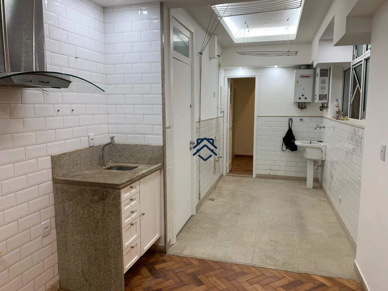 Walk-in closet in a 4-bedroom apartment, 180 m² — photo 10