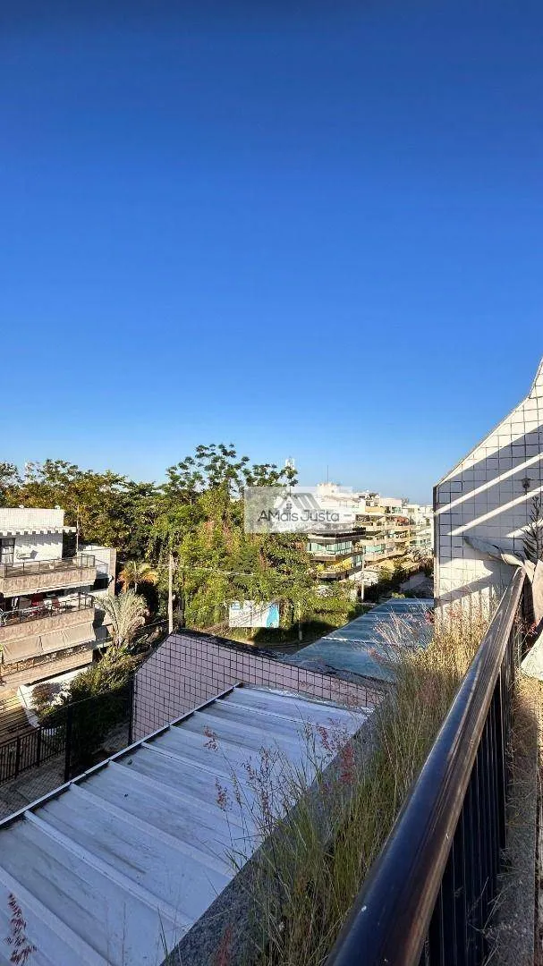 4-bedroom apartment in a building with a pool — photo 32