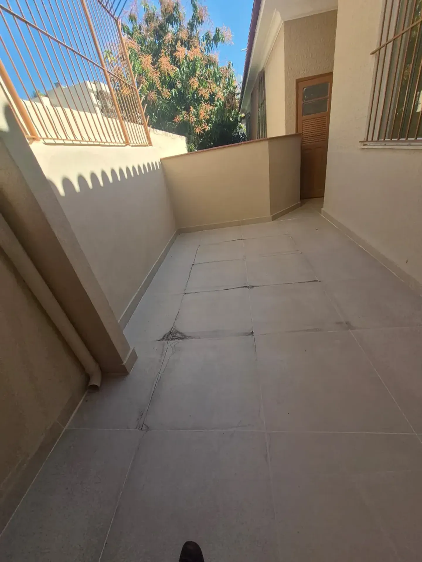 Apartamento sem mobília com cozinha planejada e tanque — photo 25