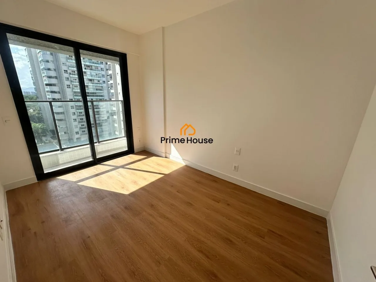 3-bedroom apartment with 3 bathrooms and a balcony — photo 10