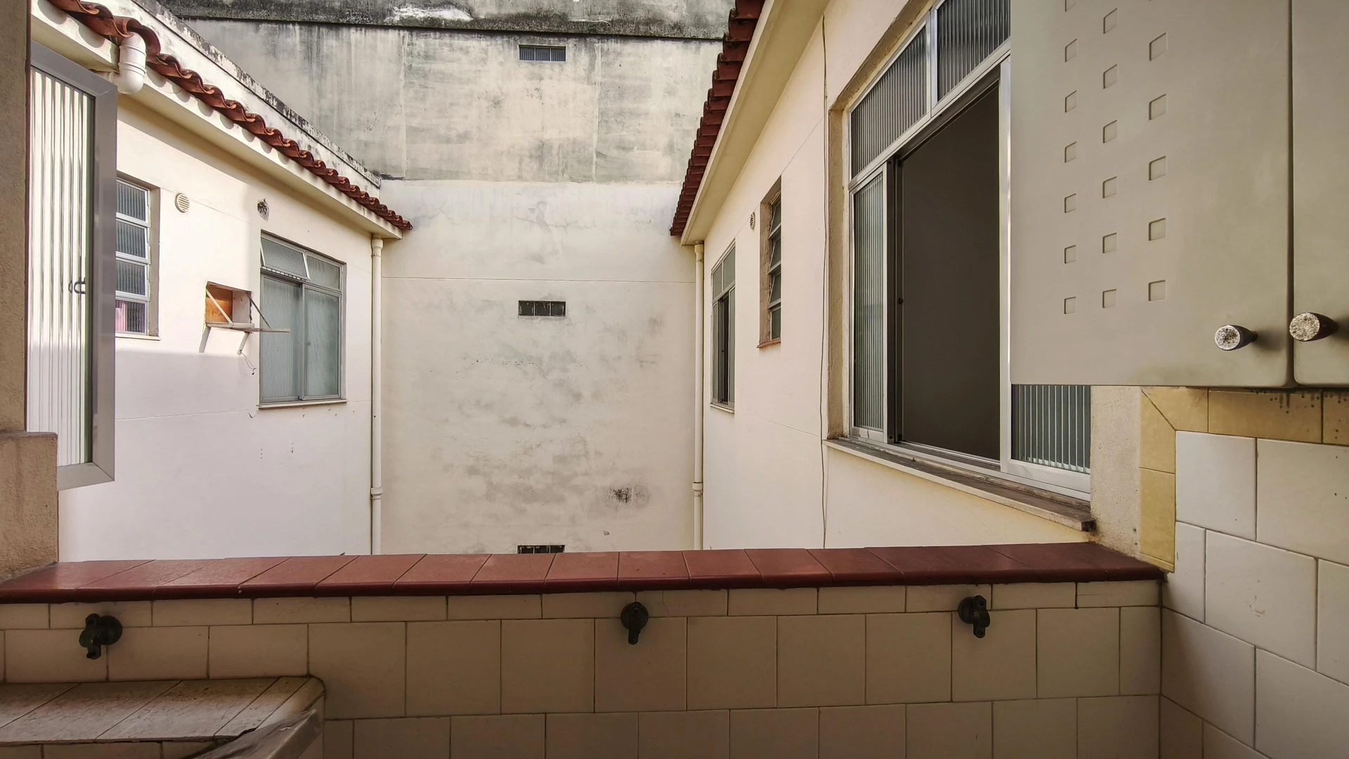 Деревянный пол или ламинат и 1 спальня: квартира 40 м² — photo 22