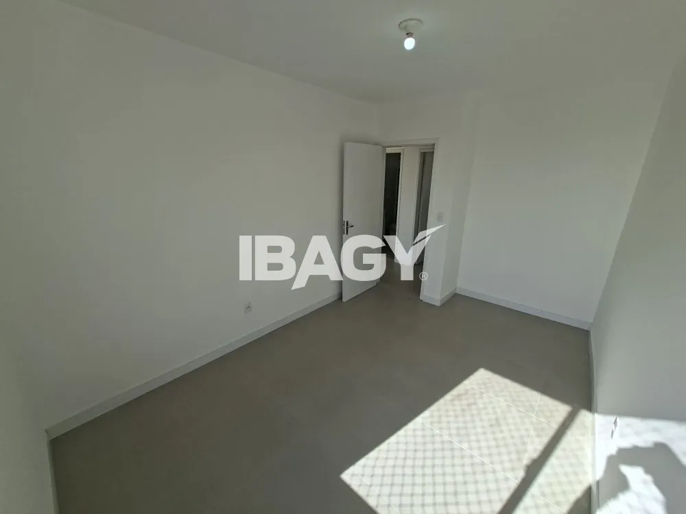 3-bedroom apartment with a half-bath and parking — photo 4