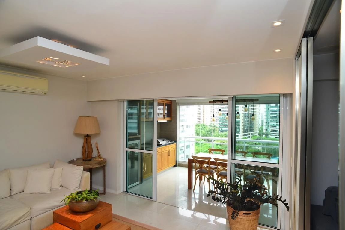 3-bedroom apartment with a glass-enclosed balcony — photo 2