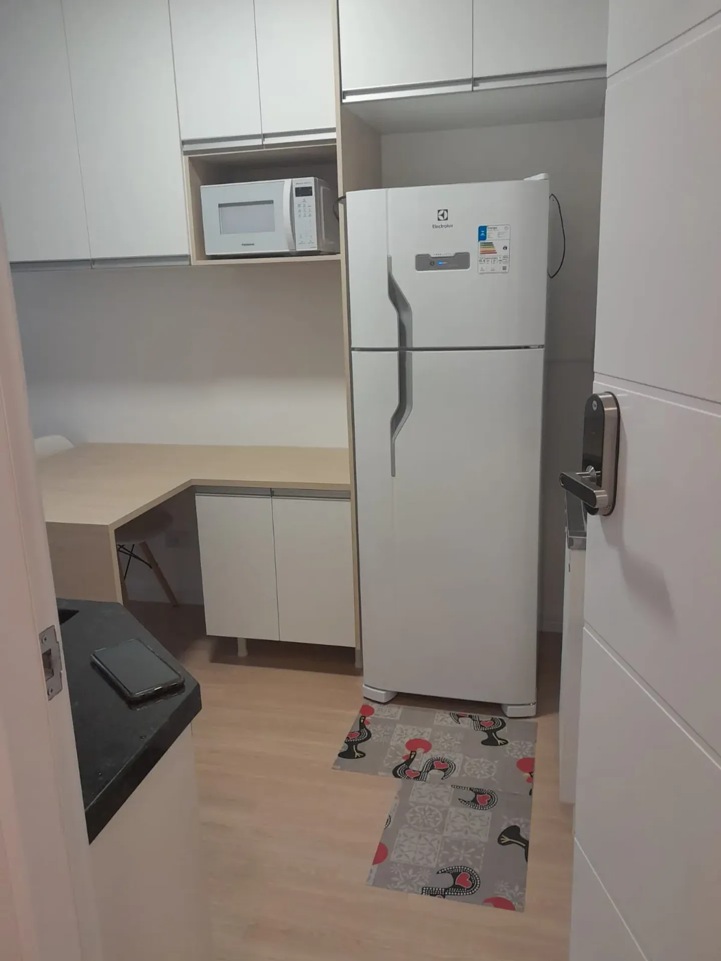 Furnished 1-bedroom apartment with open-plan kitchen — photo 21