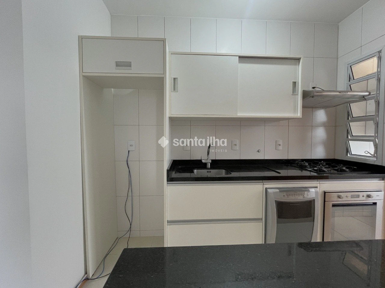 Balcony with a grill in a 2-bedroom apartment, 128 m² — photo 9