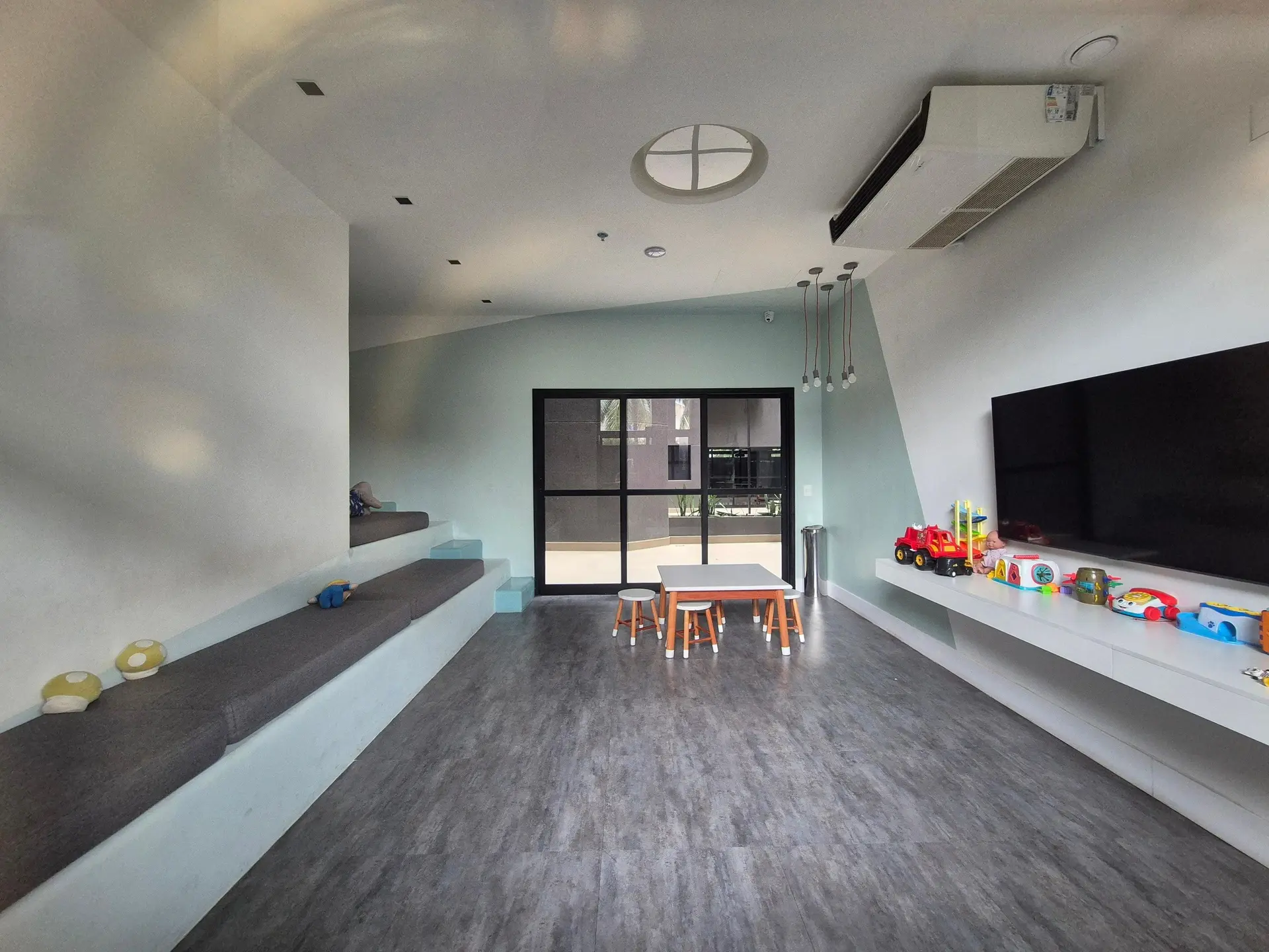 Furnished 2-bedroom apartment with enclosed balcony — photo 45