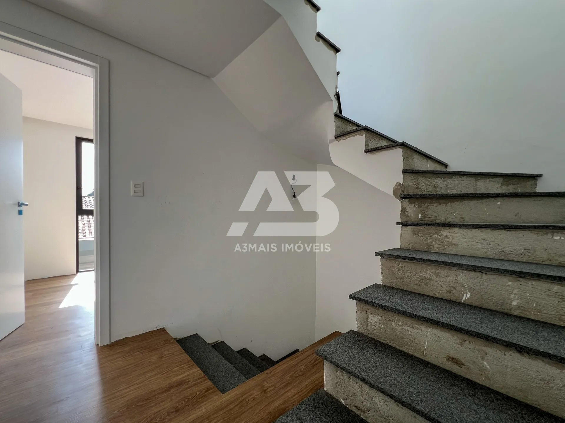 Glass-enclosed balcony in a 3-bedroom house, 137 m² — photo 19