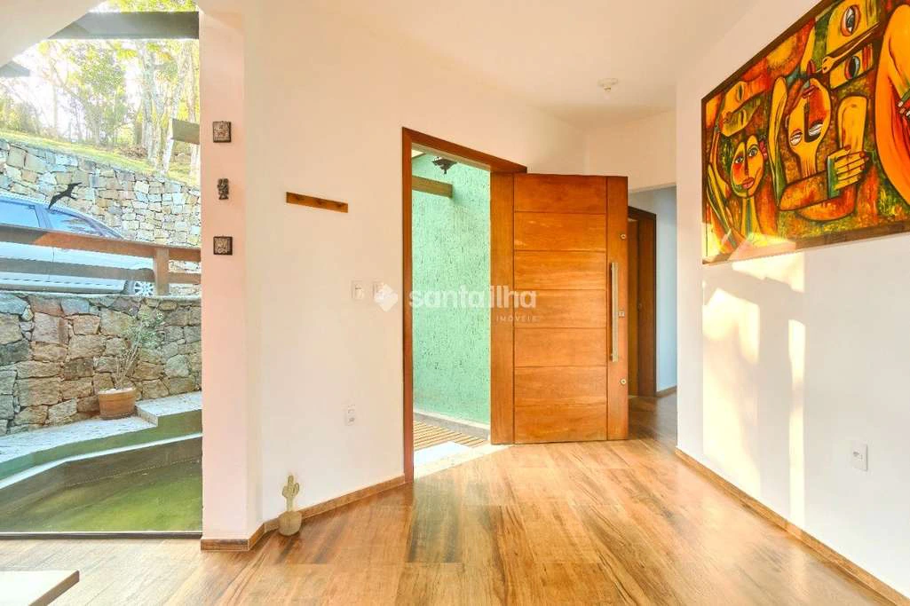 4-bedroom house with a residents’ private-use pool