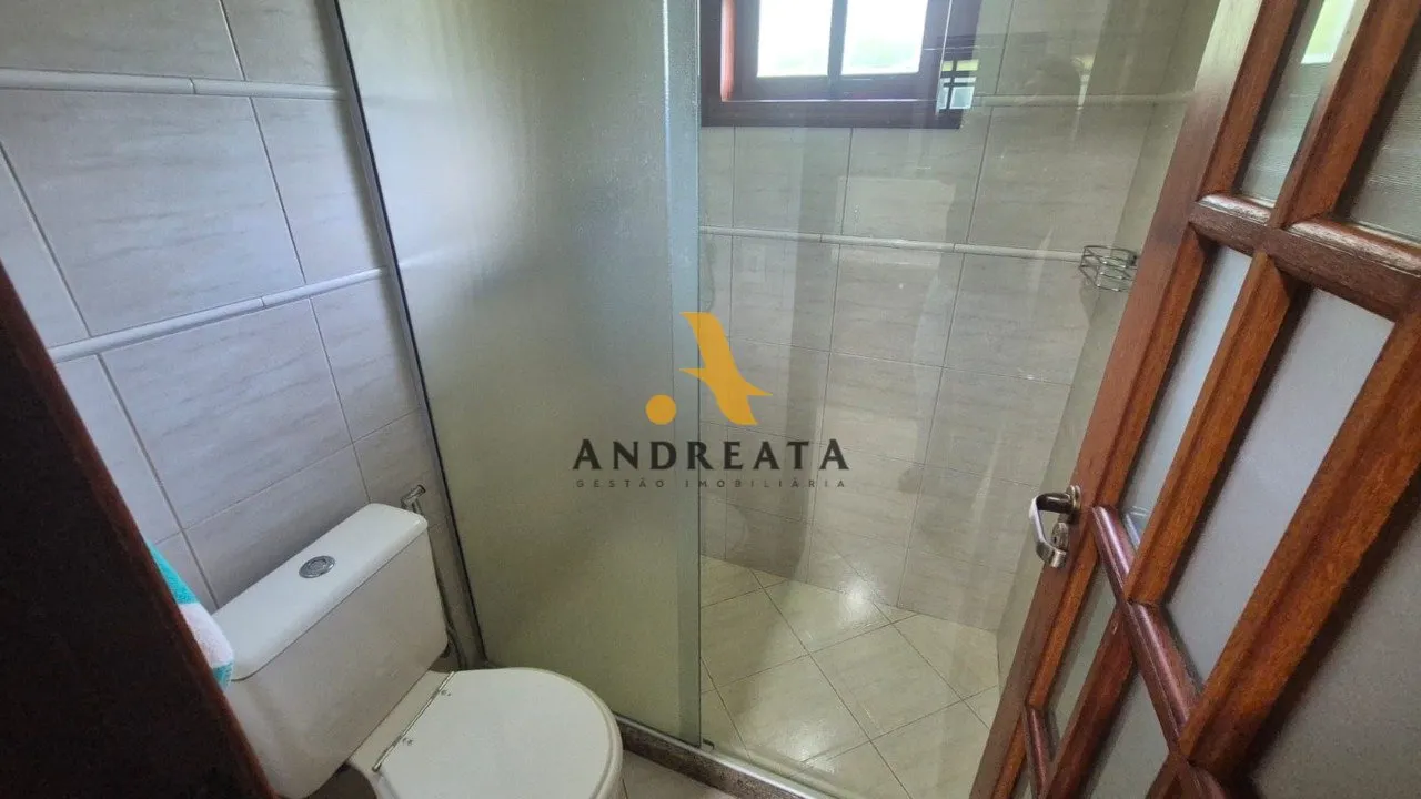 Casa de 307 m² com janelas do piso ao teto e banheira — photo 53