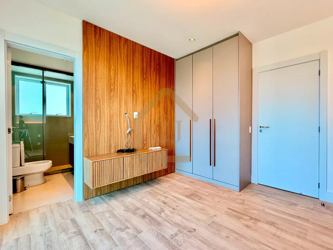 Unfurnished 3-bedroom apartment with 5 bathrooms and balcony — photo 2