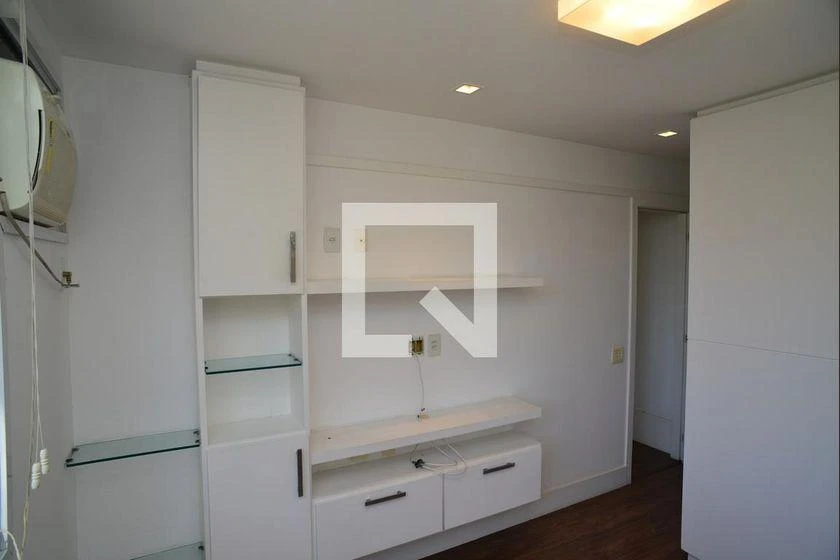Apartamento com 2 quartos e cozinha fechada com fogão a gás — photo 9