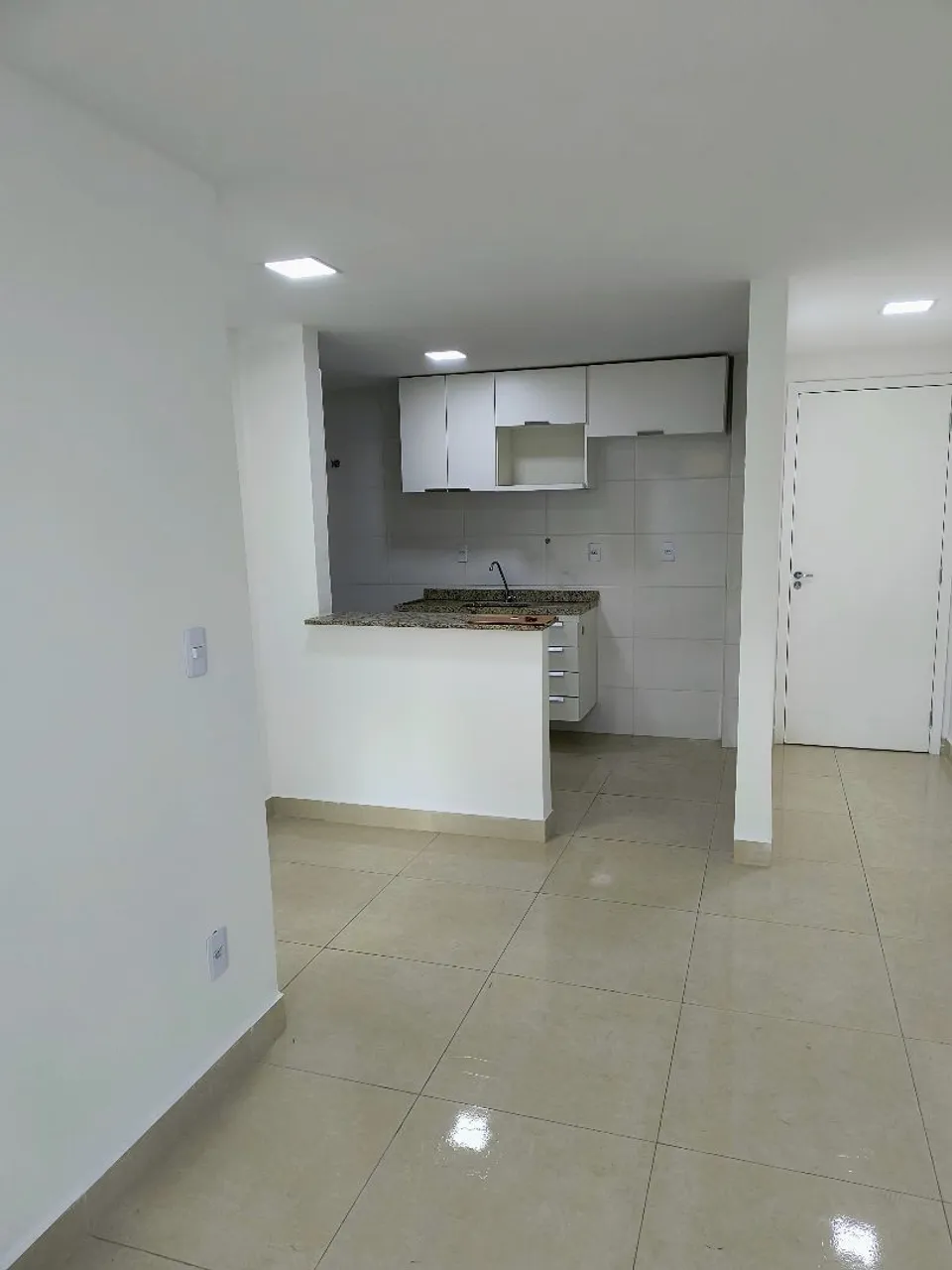 Unfurnished 1-bedroom apartment with balcony and 40 m² — photo 2