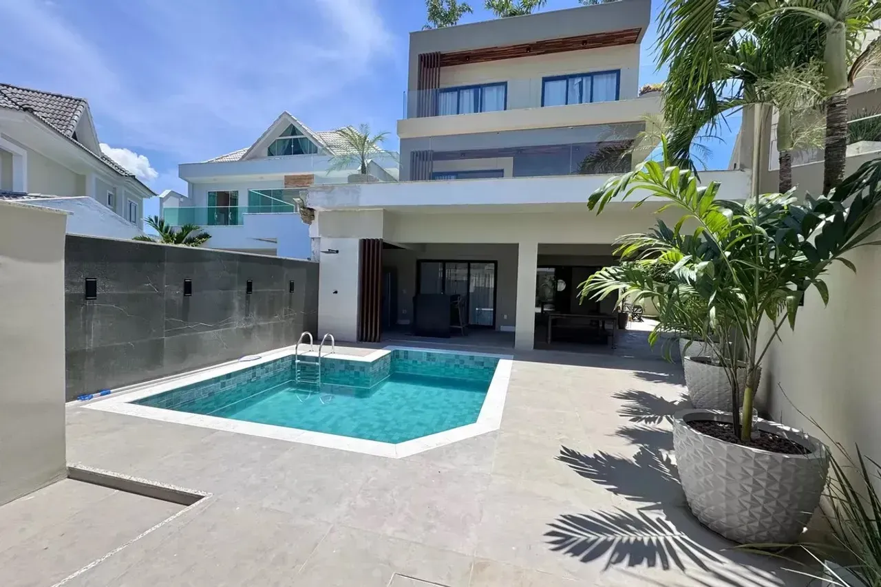 Casa de 4 dormitorios con ventanales de piso a techo — photo 21