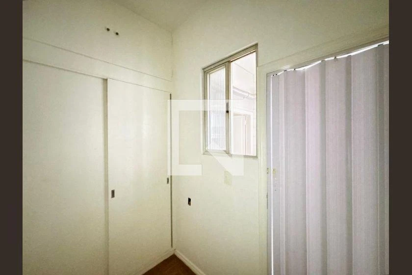 3-bedroom apartment with wood or laminate floors — photo 29