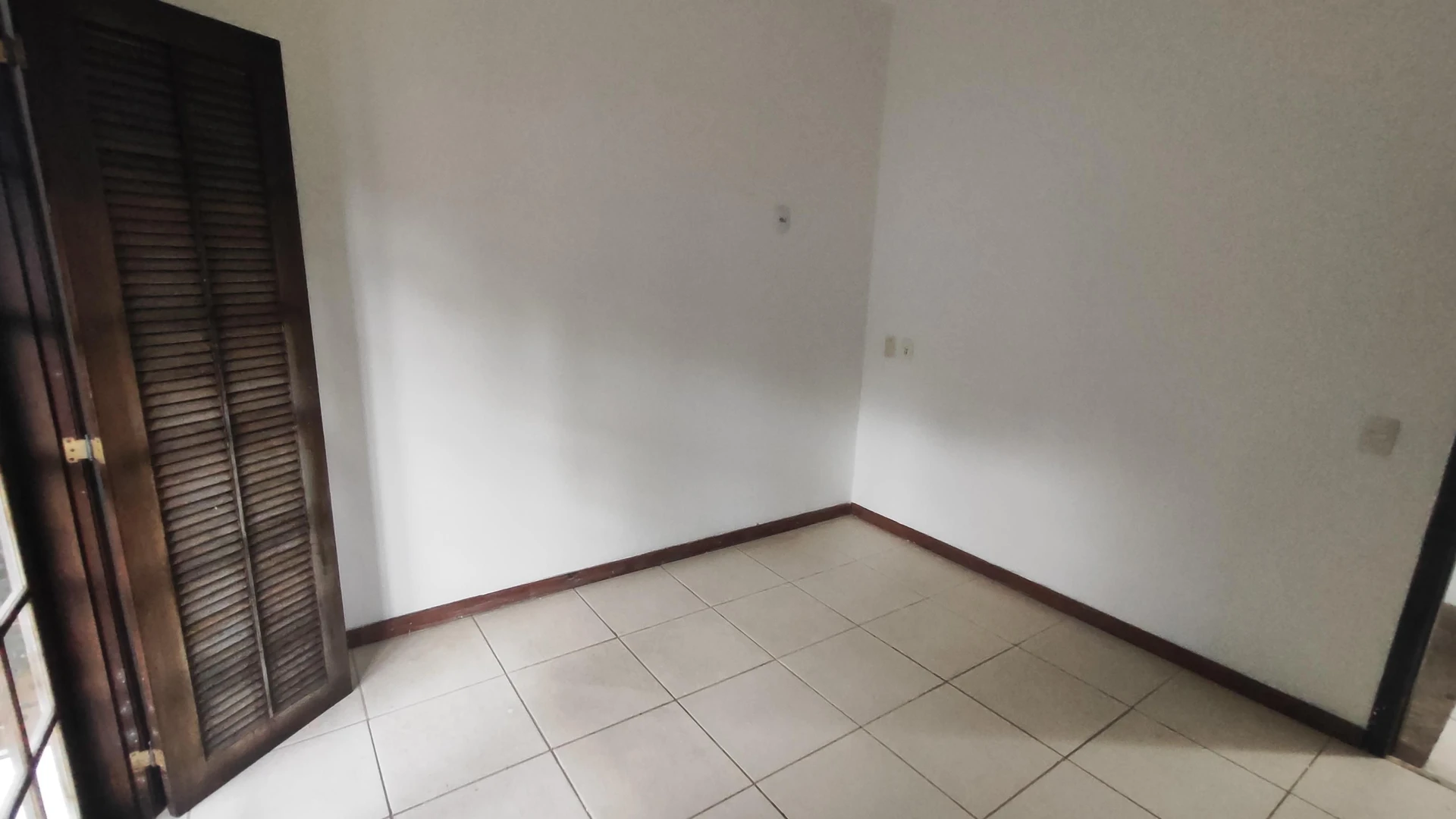 House with 3 bedrooms, 1 en-suite and 4 bathrooms — photo 42