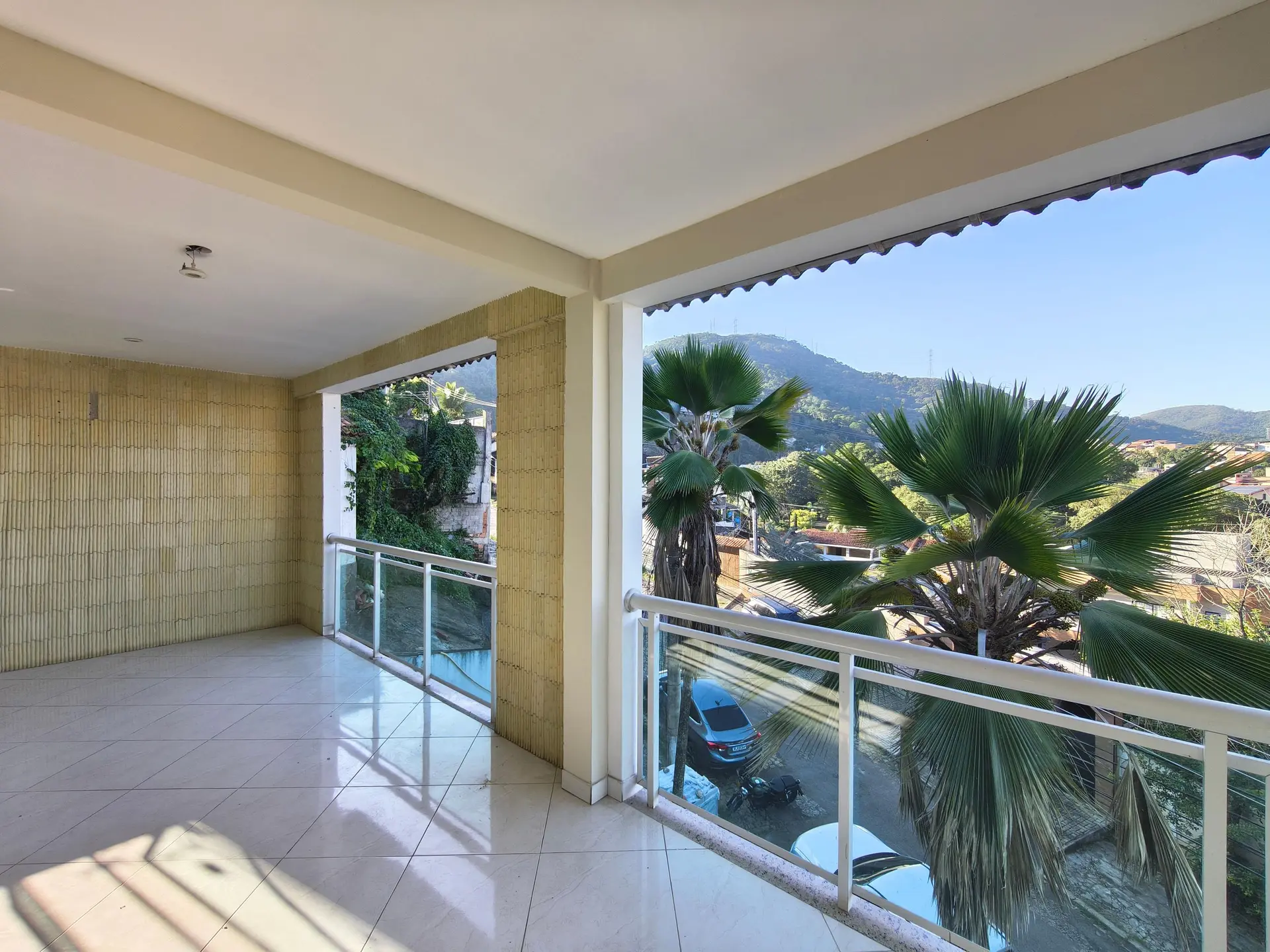 Condo house with 3 bedrooms and a balcony — photo 14