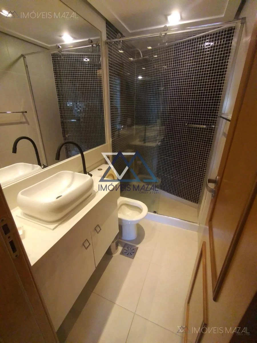 Glass-enclosed balcony in a one-bedroom apartment, 102 m² — photo 49