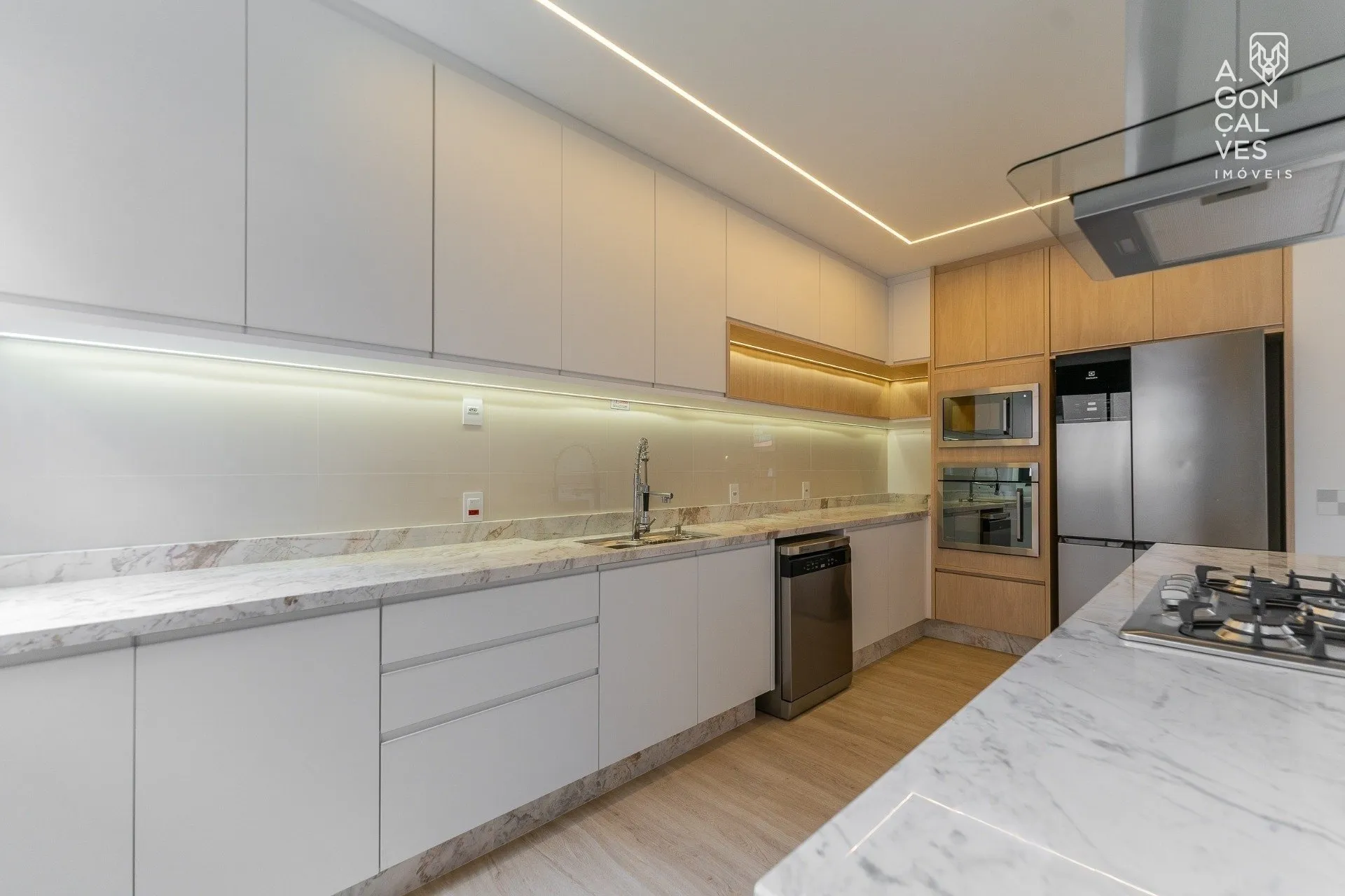 Furnished 223 m² apartment with 3 en-suites and 3 parking spots — photo 10