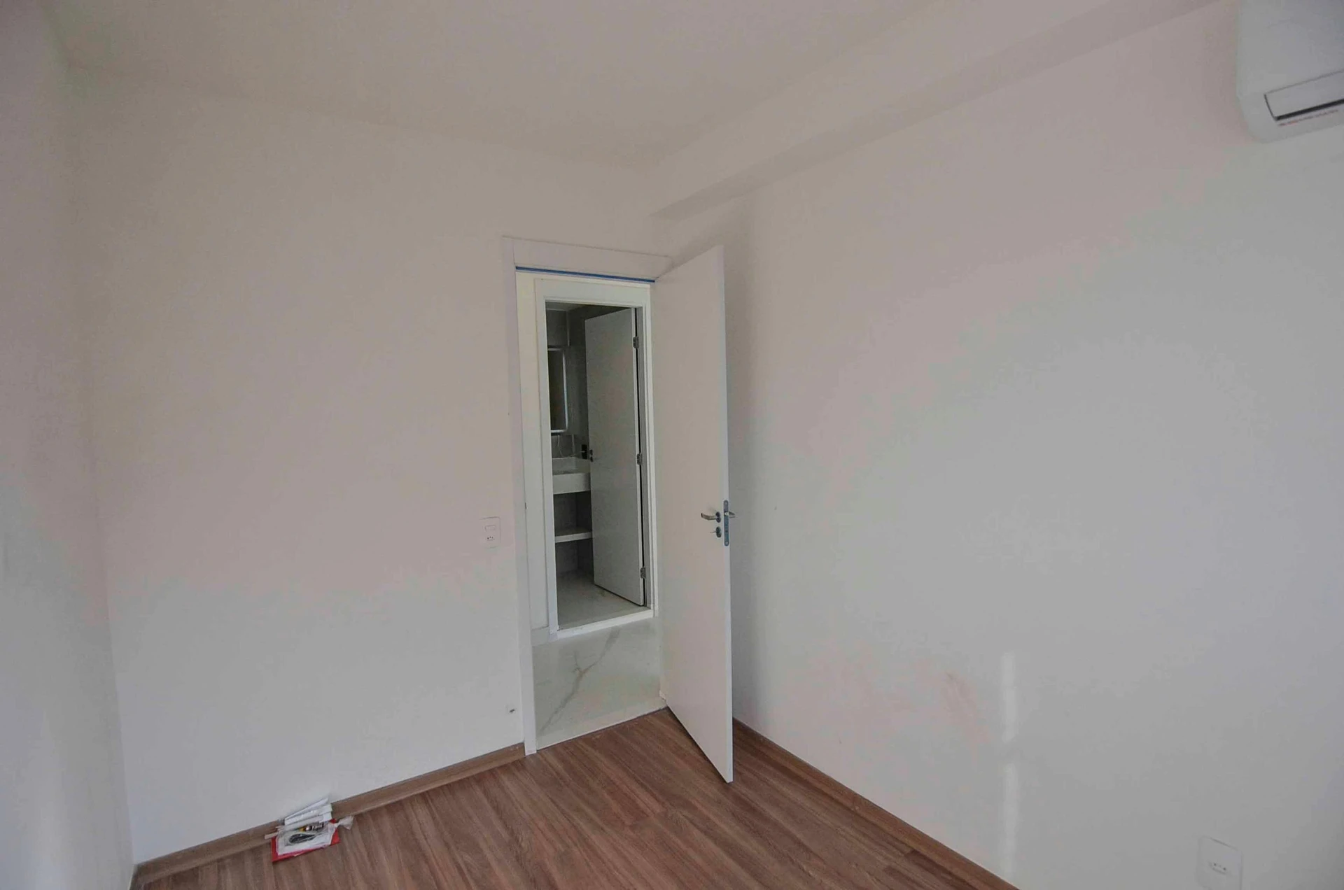 Apartamento de 2 quartos com varanda fechada de vidro — photo 13