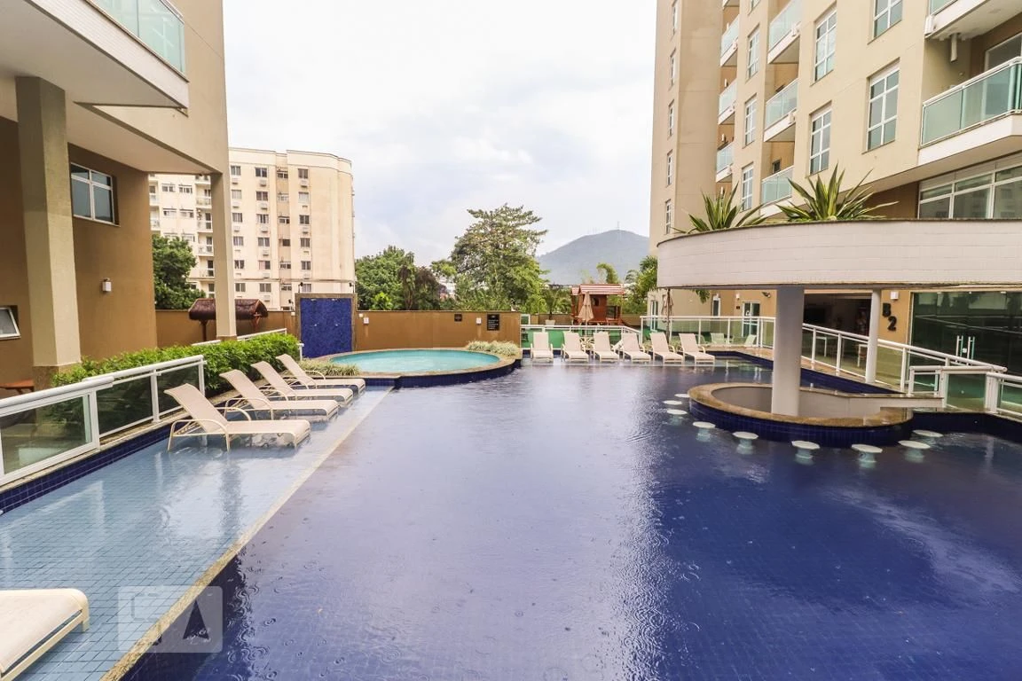 Furnished 1-bedroom apartment with a glassed balcony — photo 37