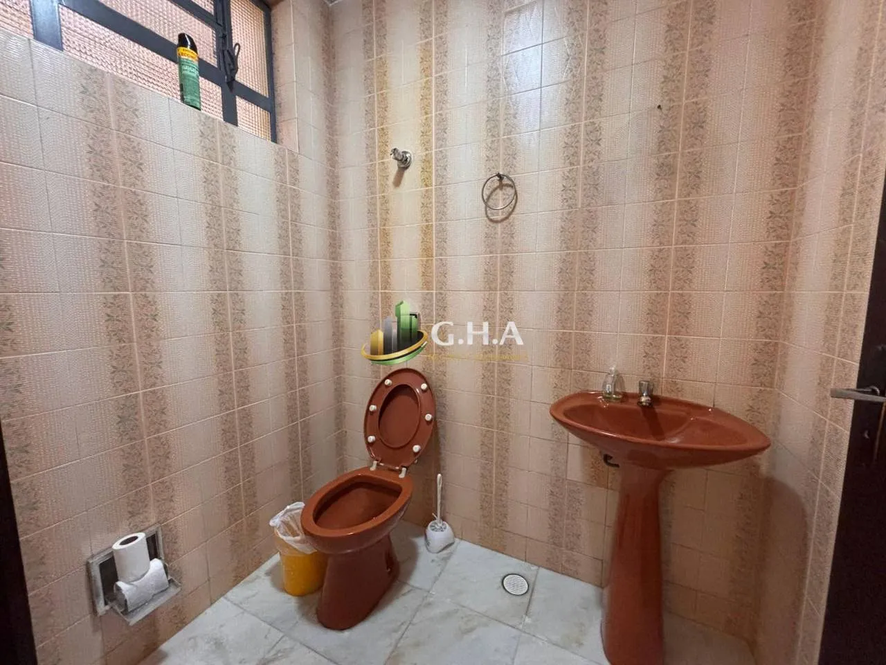 House, 368 m², with wood or laminate floors — photo 17