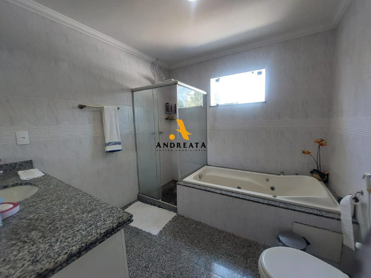 425 m² house with a private pool and a bathtub — photo 30