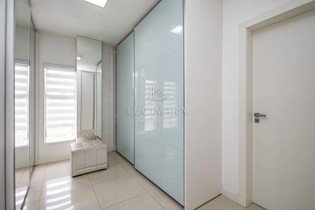 Bathtub in a 4-bedroom house, 400 m² — photo 34