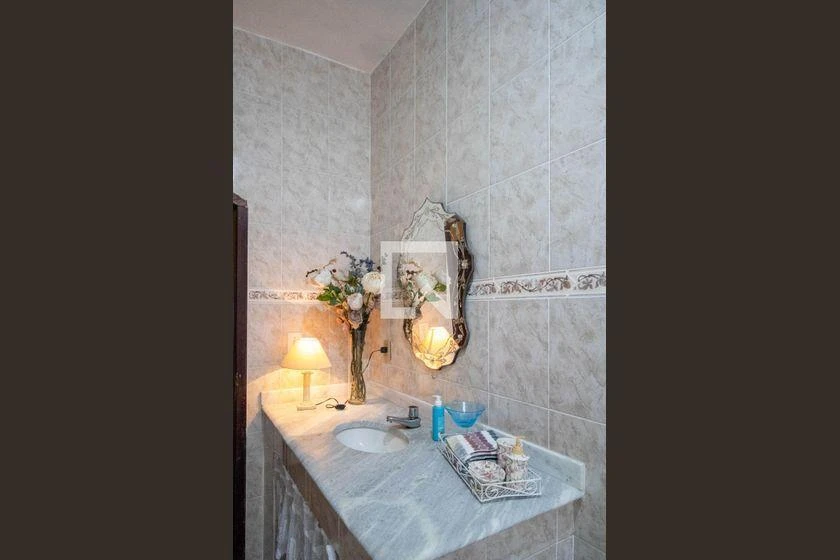 Furnished house with 4 bedrooms and 215 m² — photo 2