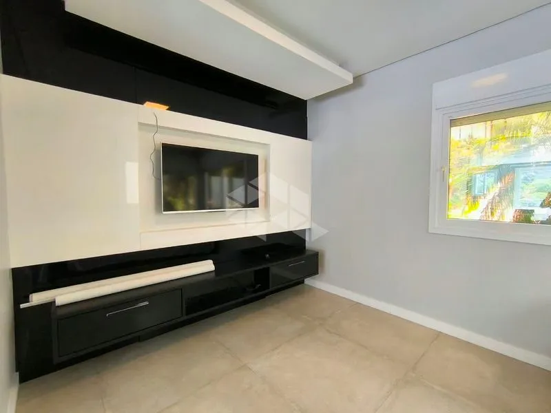 4-bedroom house with floor-to-ceiling windows — photo 58