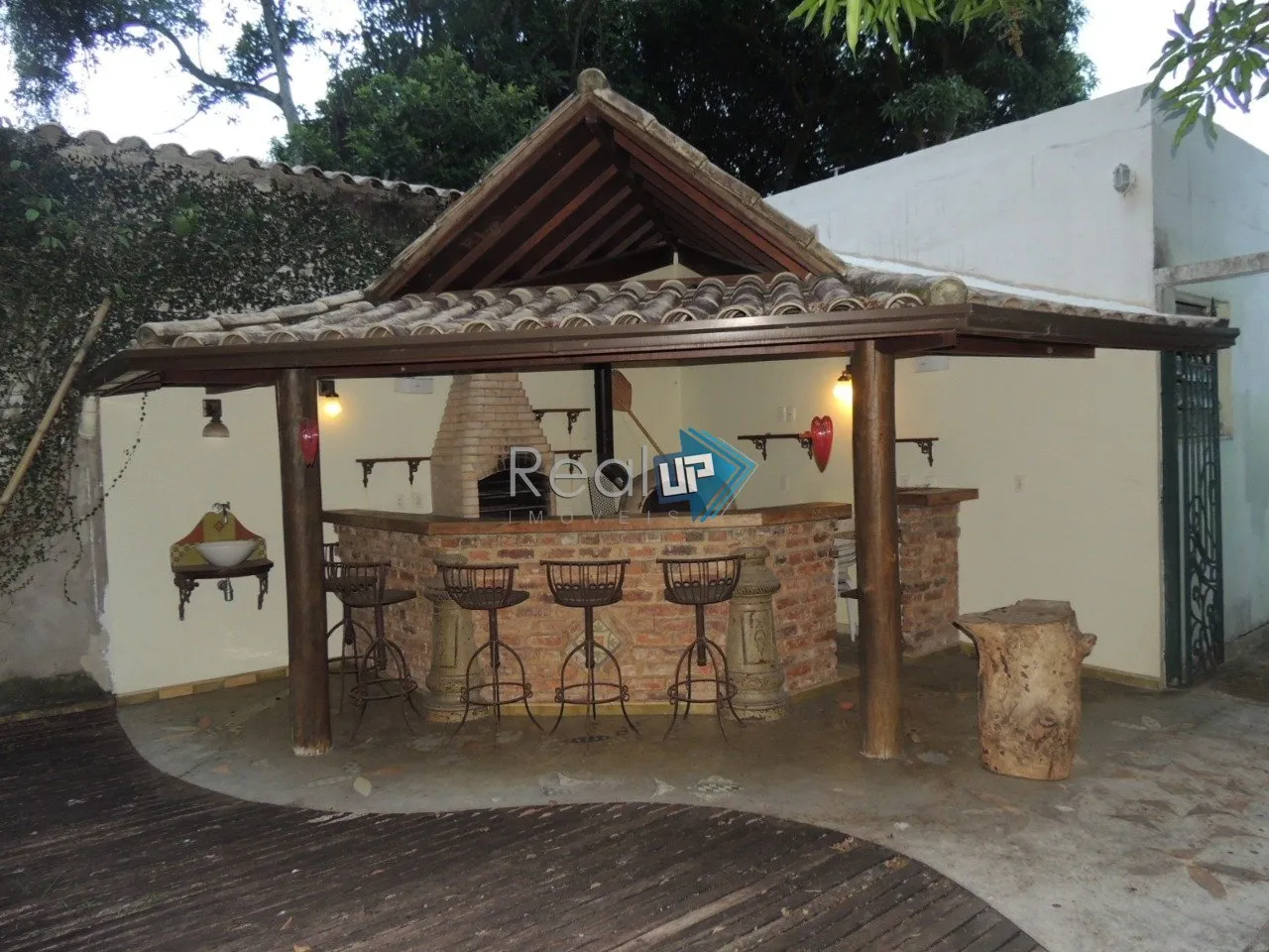 House with 3 bedrooms and 600 m² plus private BBQ terrace — photo 16