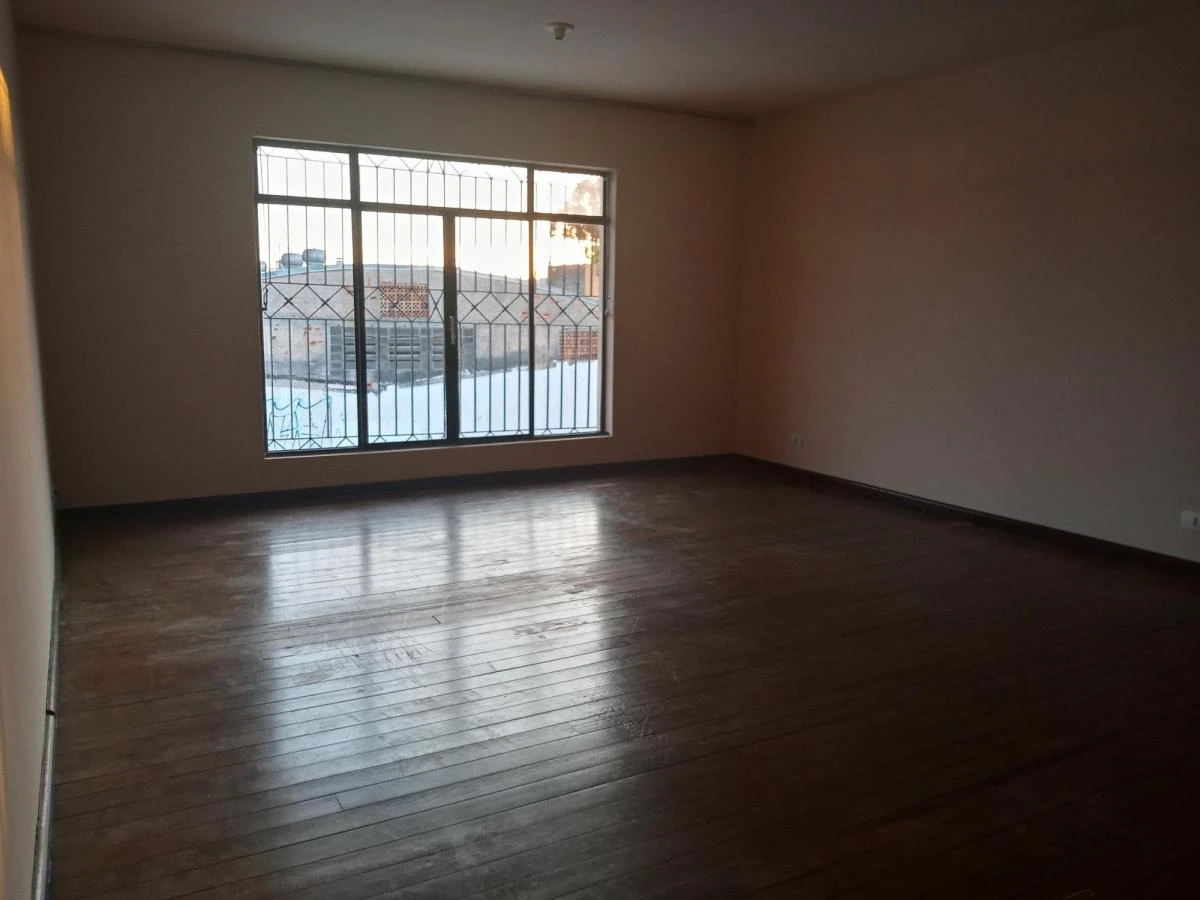 Walk-in closet in a 3-bedroom apartment, 140 m² — photo 15
