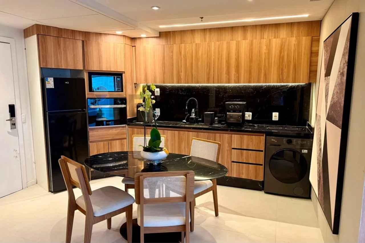 Furnished 1-bedroom apartment with open-plan kitchen — photo 2