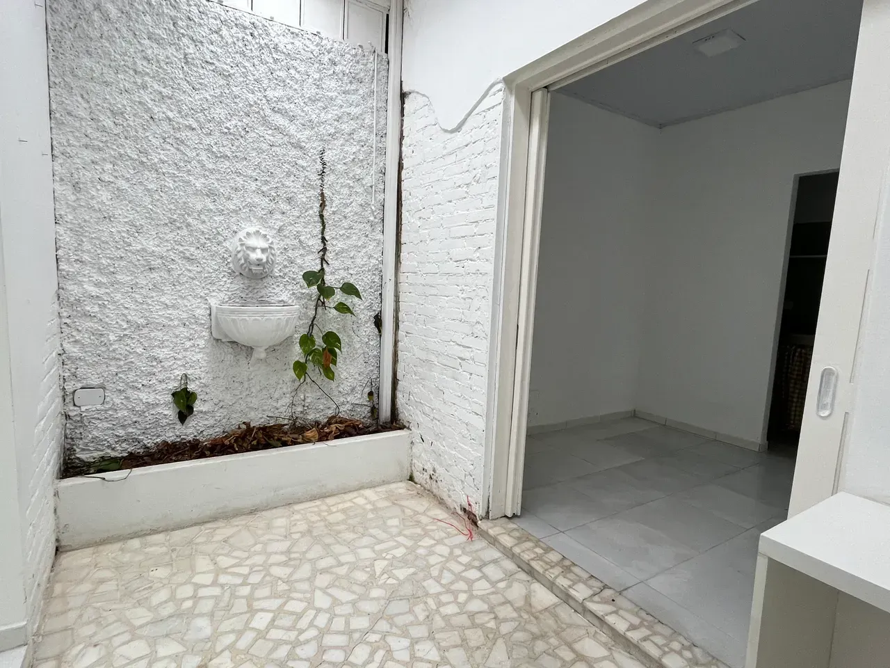Unfurnished commercial house with 5 bedrooms and 2 baths — photo 18