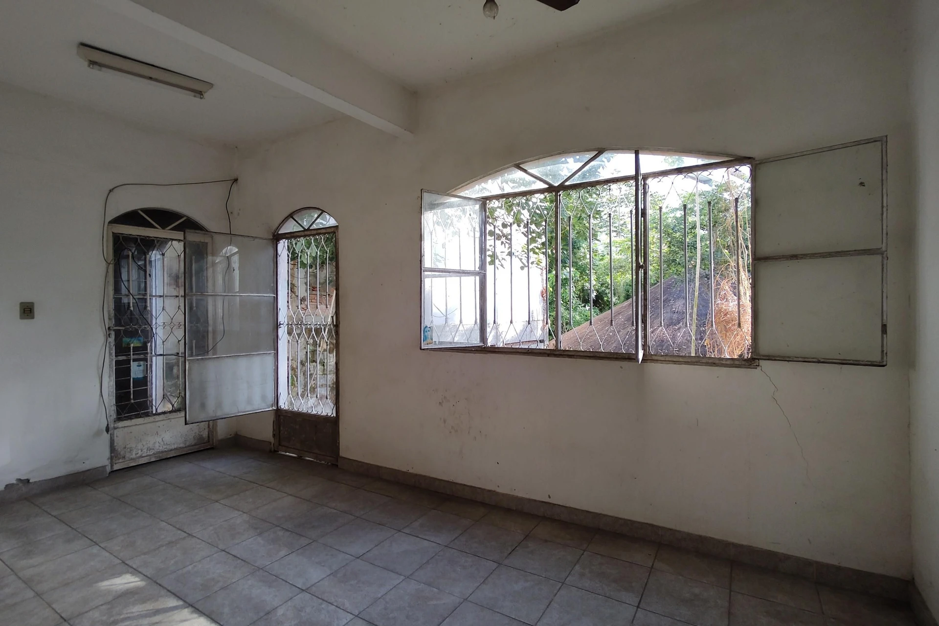 Unfurnished house with 4 bedrooms and private garden — photo 35