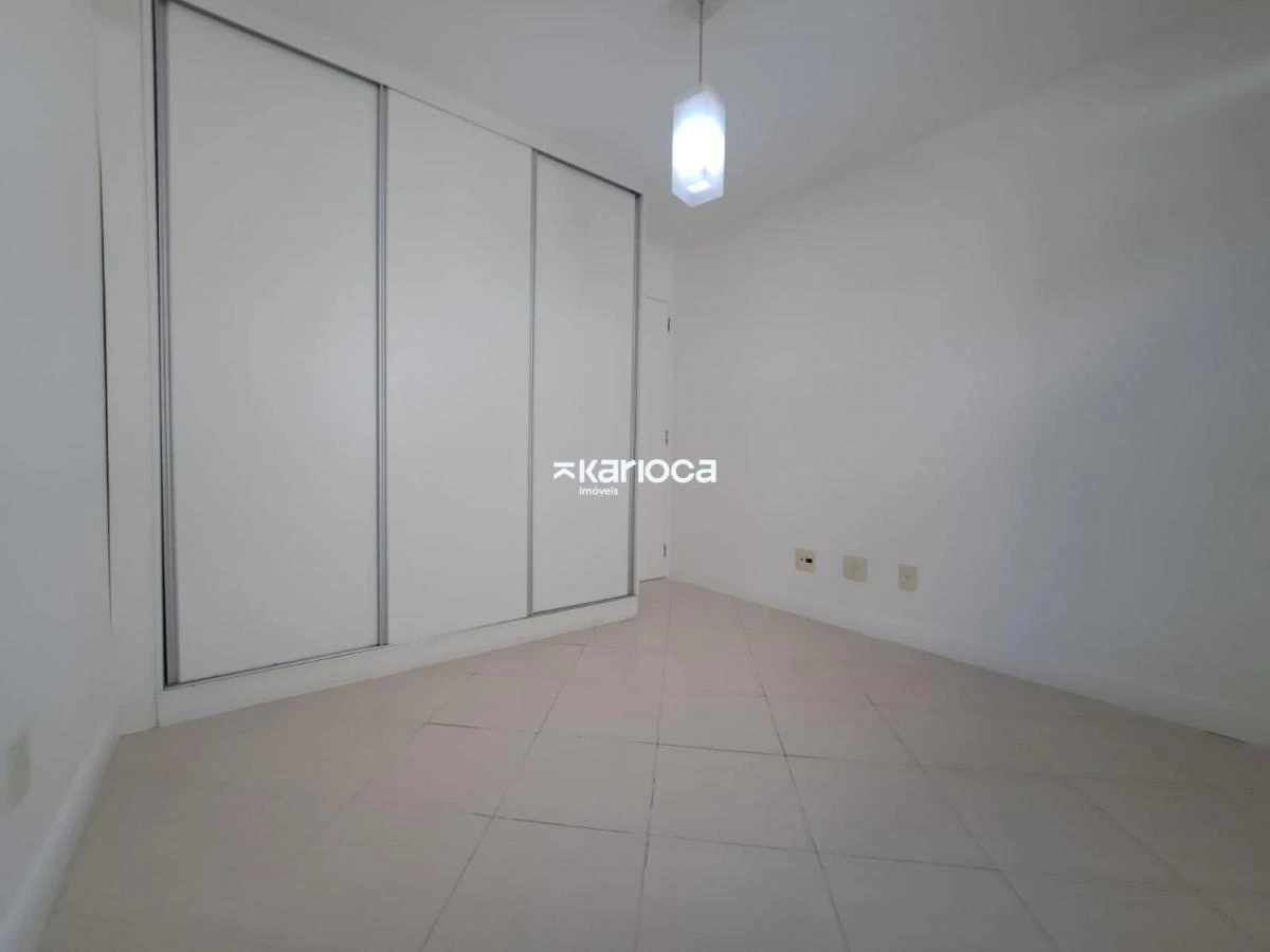 2-bedroom apartment with a glass-enclosed balcony — photo 23