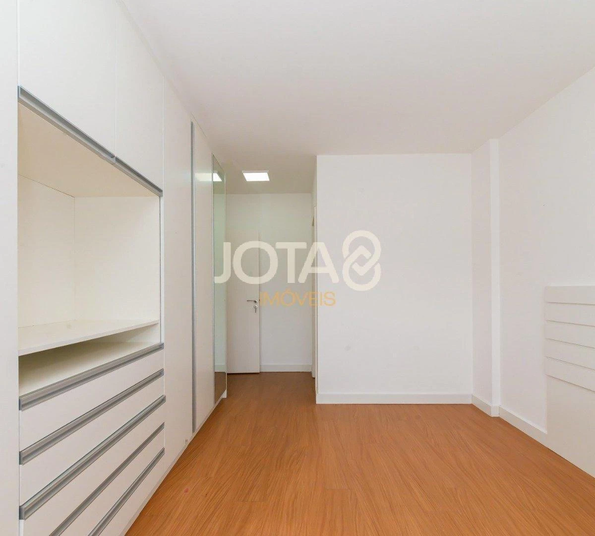 2-bedroom apartment in a building with a gym — photo 27