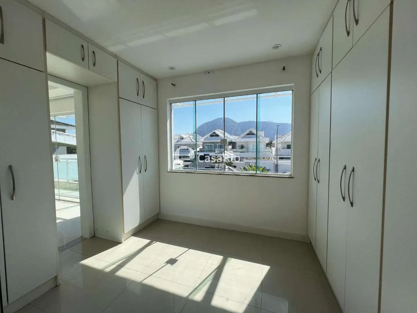 350 m² house with a bathtub and floor-to-ceiling windows — photo 3