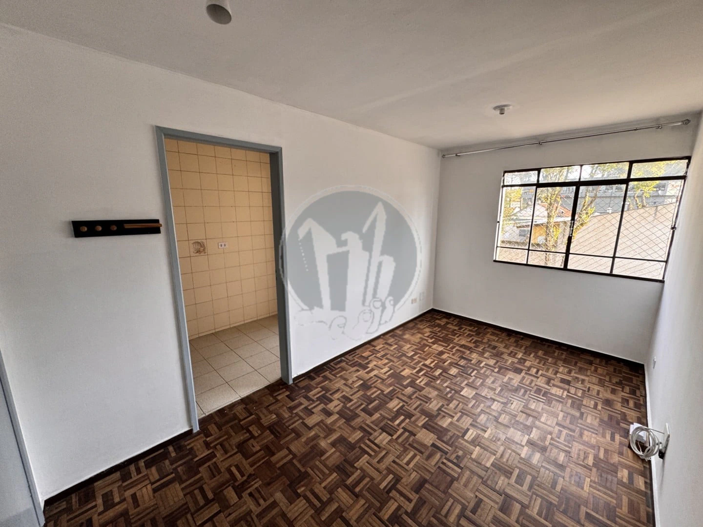 Apartamento sem mobília com 3 quartos e piso de madeira — photo 2