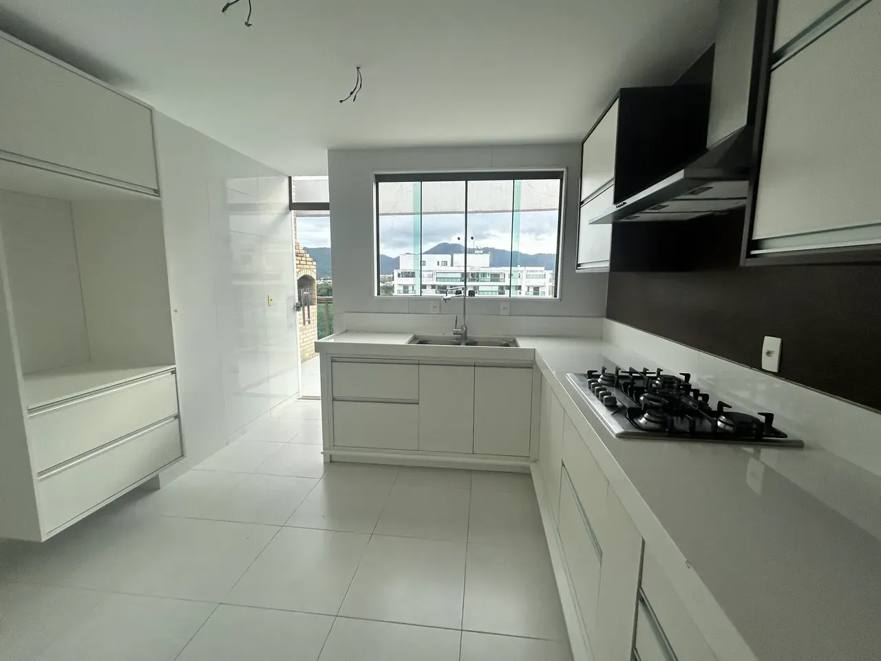 Balcony with a grill in a 3-bedroom apartment, 179 m² — photo 8