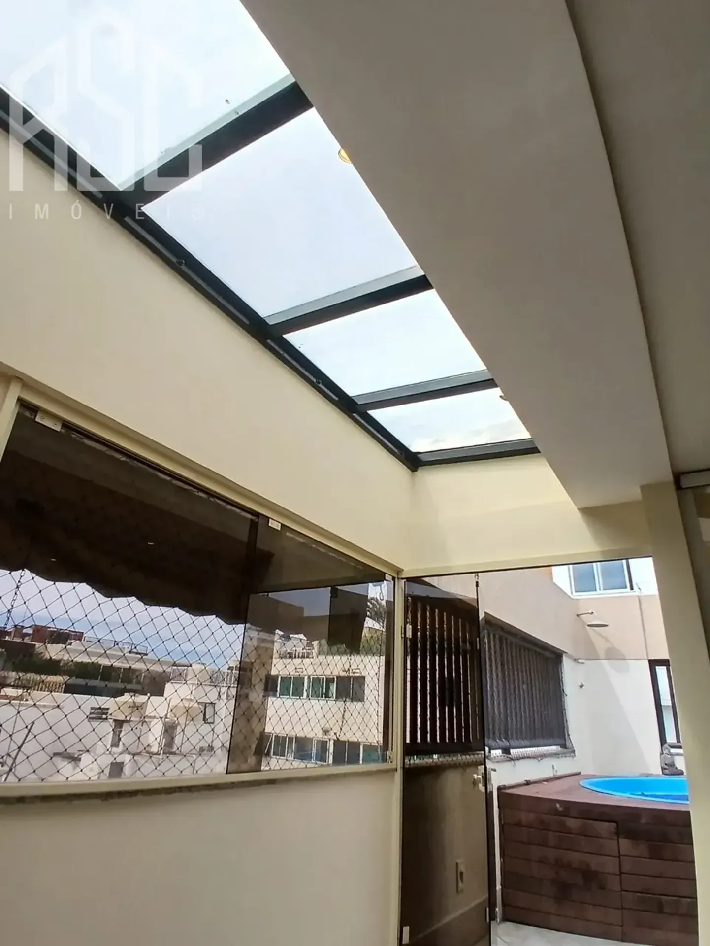Balcony with a grill in a 2-bedroom apartment, 153 m² — photo 7