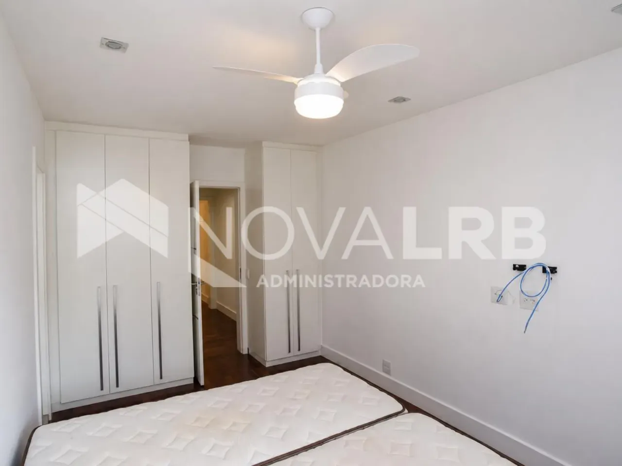 4-bedroom apartment with enclosed glass balcony — photo 21