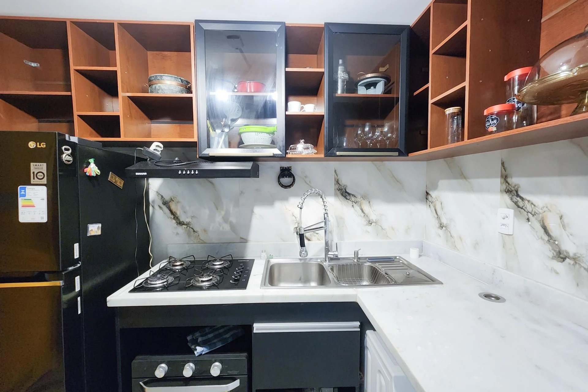 Estudio amueblado con 1 dormitorio y cocina abierta — photo 2