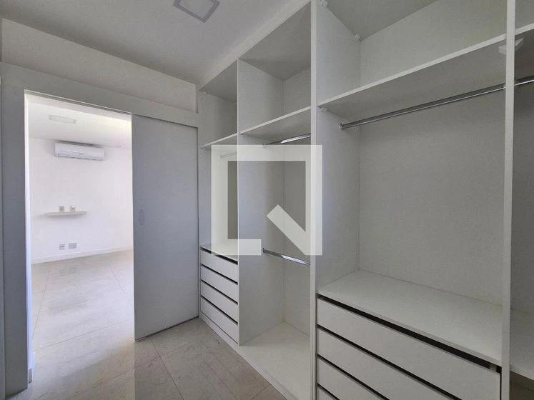 Floor-to-ceiling windows in a 4-bedroom house, 430 m² — photo 44