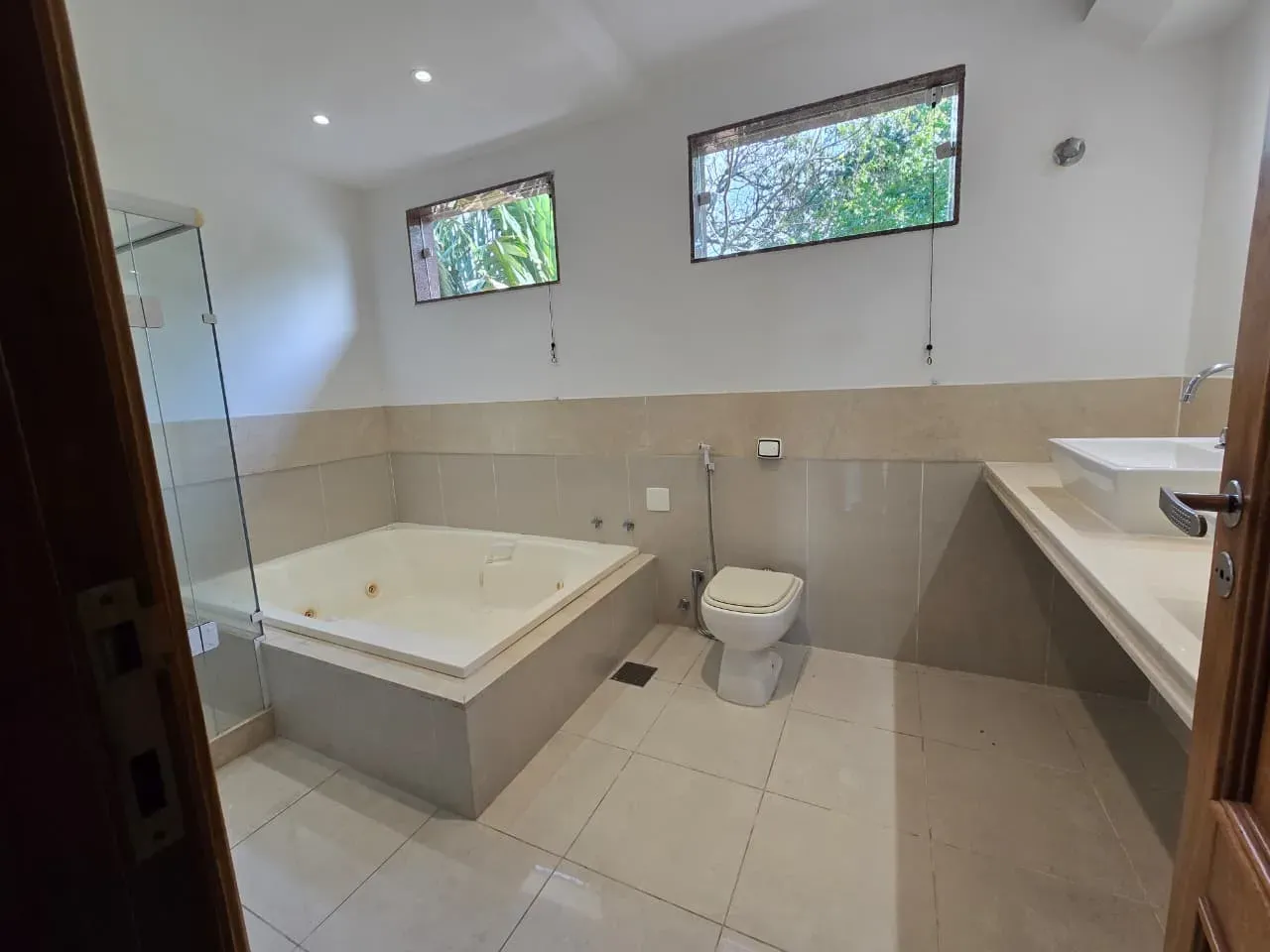 Будинок на 450 м² з 4 спальнями та кухнею з газом — photo 25
