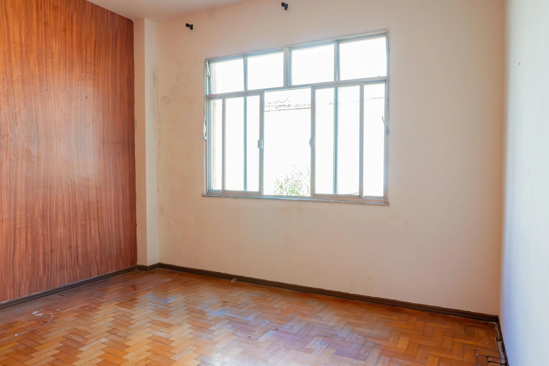 One-bedroom apartment with wood or laminate floors — photo 4
