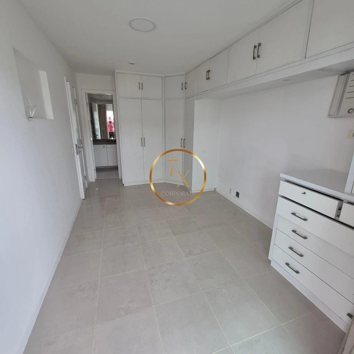 Застеклённый балкон и 3 спальни: квартира 200 м² — photo 3