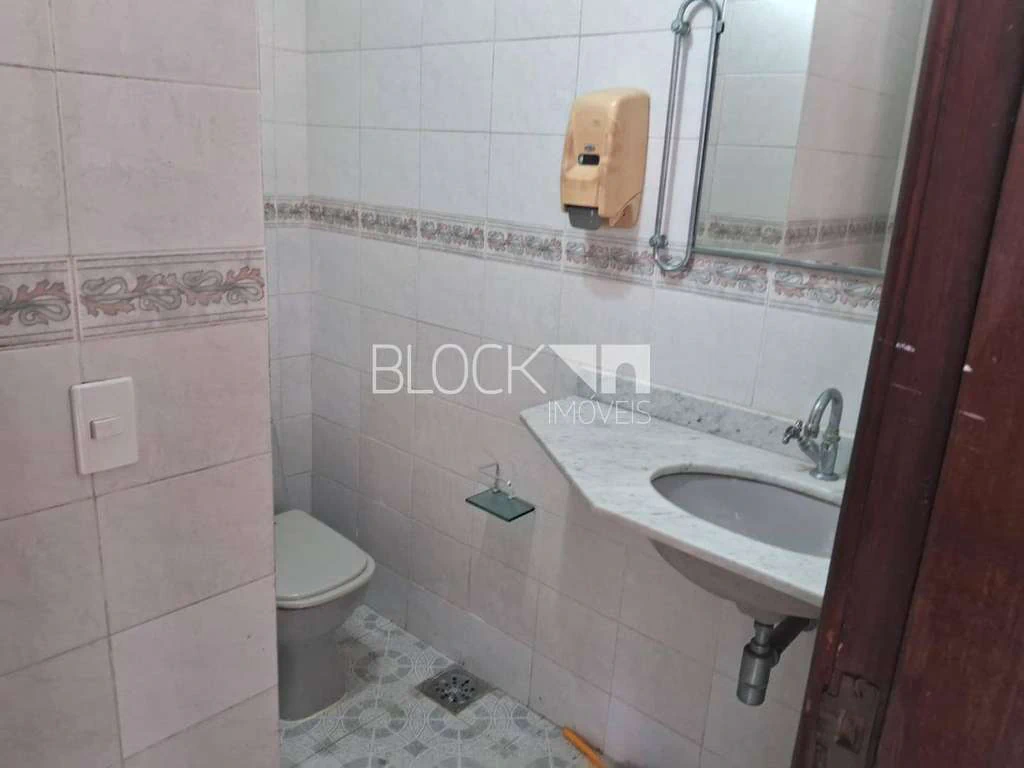 House with 3 bedrooms including 1 suite and 4 baths — photo 21