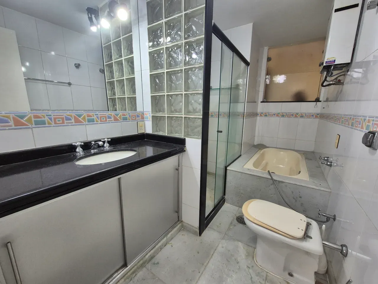 Bathtub in a 3-bedroom apartment, 165 m² — photo 8