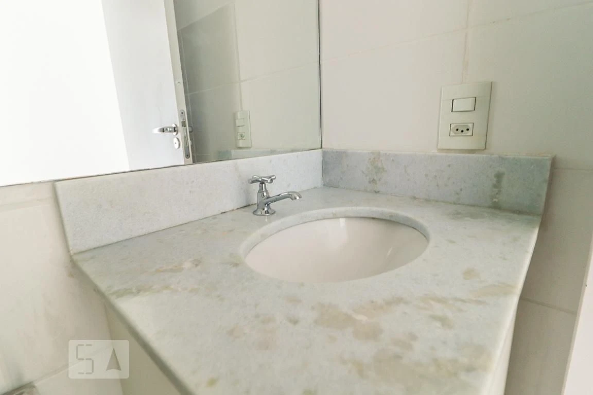 Unfurnished 3-bedroom apartment with balcony — photo 57
